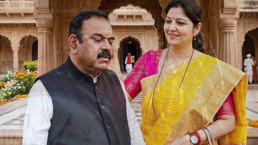 अशोक खरात और महिला आयोग की चेयरमैन रुपाली चाकणकर