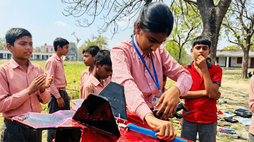 सरकारी स्कूल के बच्चों ने बनाया ड्रोन और रोबोट